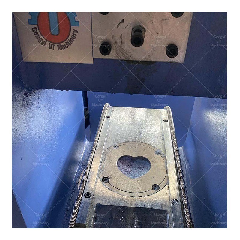 Fabricante de barras de champú compactas y sólidas con máquina de prensa de bombas de baño mini en Europa