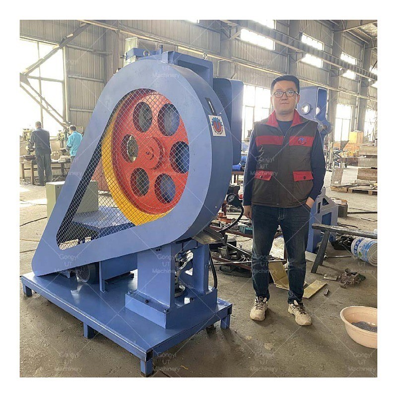 Fabricante de barras de champú compactas y sólidas con máquina de prensa de bombas de baño mini en Europa